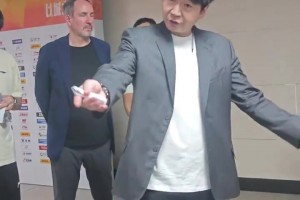山东主帅邱彪赛后爆粗：草泥马的！有些球员就TM不是职业球员！