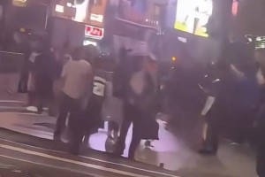 在纽约千万不要穿马刺球衣 不然后果很严重被数人追捕撕球衣